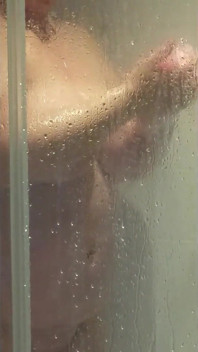 Schau zu, wie Julie unter der dusche sich fertig macht