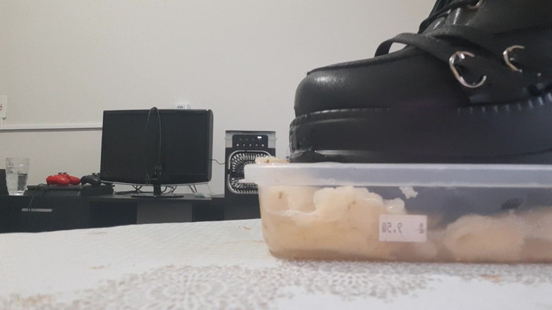 Bladexfeet: Zdrobind ananas cu cizme