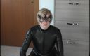 Mature cunt: Costum de pisică din PVC și cizme care pozează