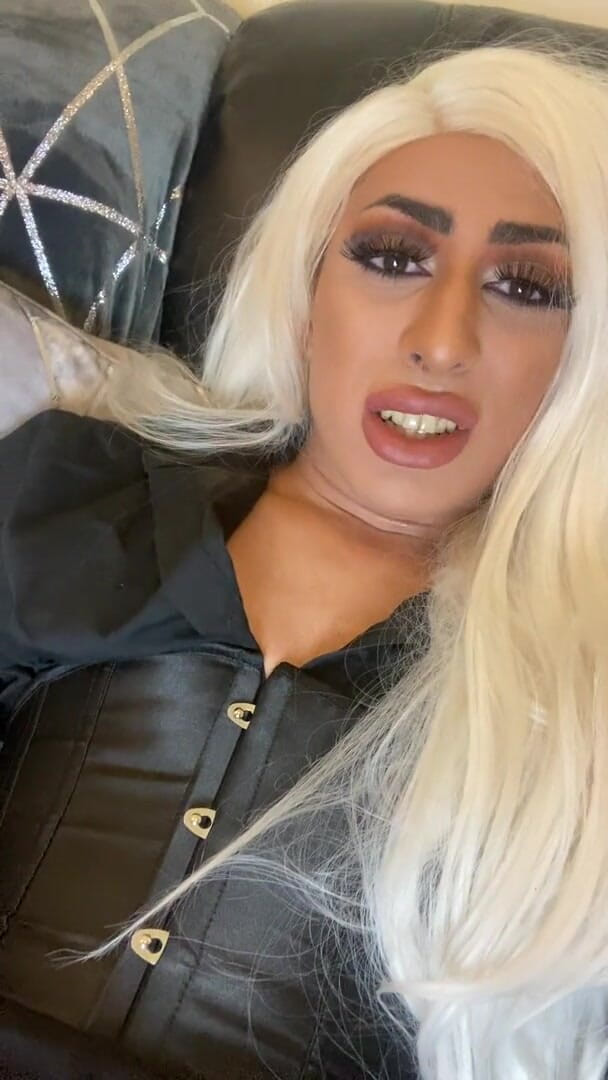 Lottie: Shemale wanking, dirty talk &amp; cumming