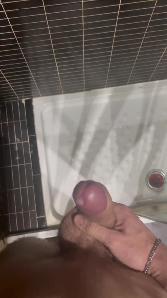 XLNicoo: Brincando Com Minha Bunda Termina Em Ejaculação No Chuveiro