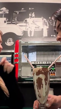 Vom Diner Milchshake Direkt Zum Rücksitz Und Ihrem Rosa Bett