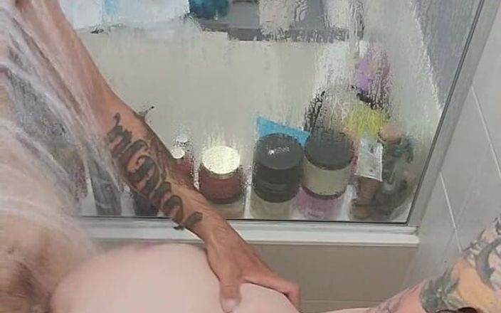 Jenn Sexxii: 핫한 샤워 섹스 도기 스타일, 사정, 시끄러운 오르가즘