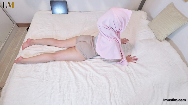 LittleMuslim: VEDERE LA PERSOANA 1: Urmărește-ți vecina cu voal hijabi practicând yoga