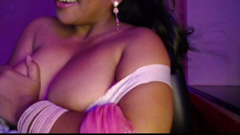 Erotic hot girl: Sexy dívka sexy sténá při ukazování jejích prsou.