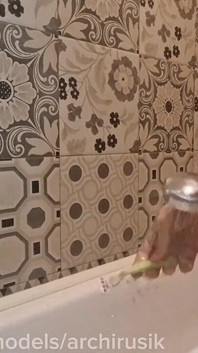 Un femboy cu picioare lungi și un penis mare este penetrat în găurile lui ude de tatăl său până când ejaculează după duș.