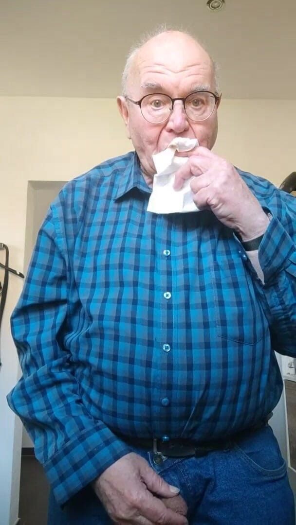 Karlchengeil: Tôi nhai lớp lót quần lót đã qua sử dụng của...