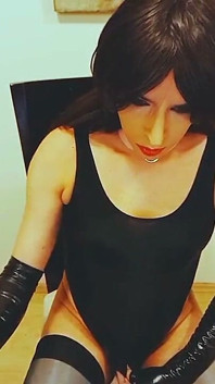 Crossdresser seksi dalam pakaian renang menyentuh dirinya untuk kamera