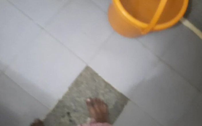 Wheyincognito: Masturbacja w łazience o poranku