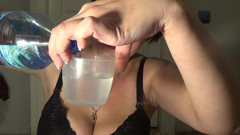 Sexy Milf: Desafio do xixi enorme - parte 1 - 46 minutos e 50 ml de mijo...