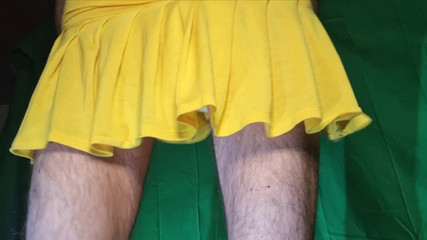 HeIsSooThin: Blekgul rem under gul kjol