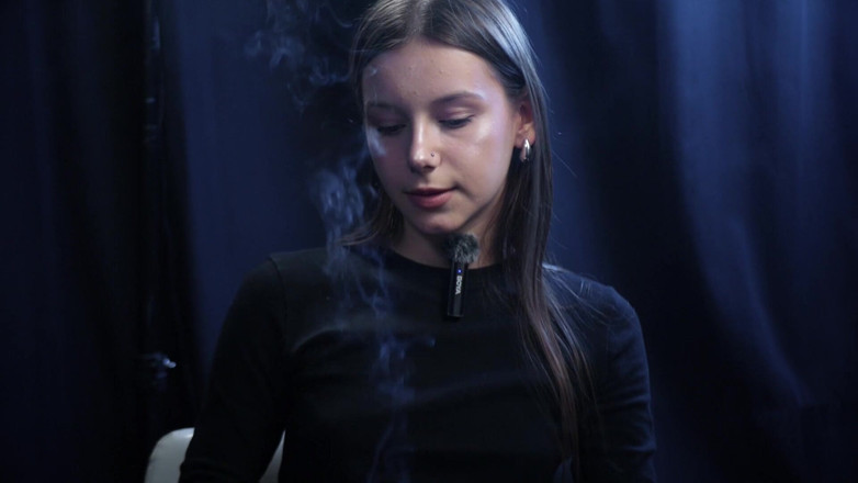 Russian Smokers: 年轻女孩在平静的工作室中独自吸烟，缓慢呼气
