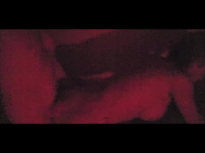 SilverFux: Nadržený chlap šuká zralou šlapku v Seedy Red Room.