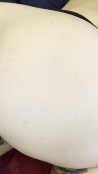 Une Femme Mariée, Animée D'un Désir Ardent, a Des Relations Sexuelles Avec D'autres Hommes En Présence De Son Mari