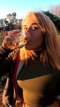 Pisse trinken auf der straße riskiert echt