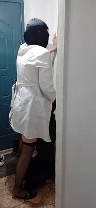 Uma milf lésbica médica goza na boca de um paciente