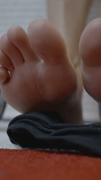 Olgun sarışın orta yaşlı seksi kadın parıltılı çoraplı ayaklarla azdırıyor