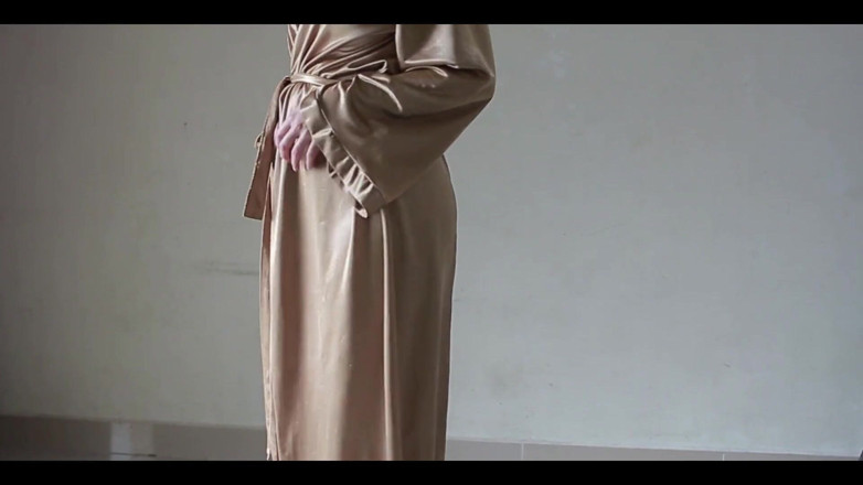 deafheaven666: Ragazza indonesiana tobrut che indossa un sexy abito di raso...
