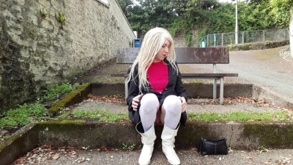 The Midnight Minx: Themidnightminx se détend sur un banc