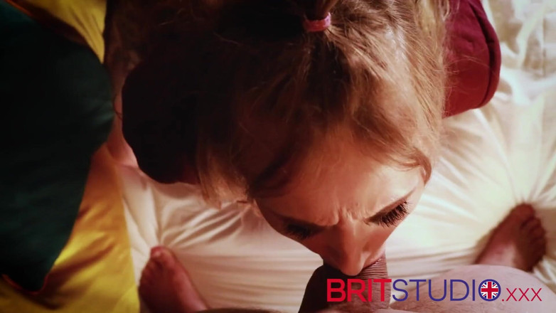 Brit Studio: 18 años en uniforme se la follan duro