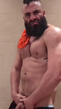 Papi le encanta olerse después de su entrenamiento.