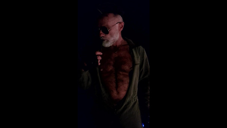 MusclesCigarsFFPig: Un Papa Jouant Aves Ses Tétons Et Fumant Sa Pipe...