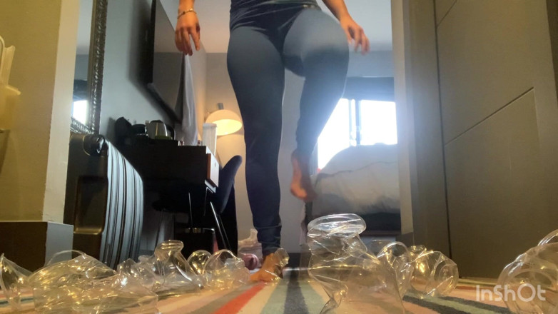 CALLIE ROKS: Giantess Farts All Over the City