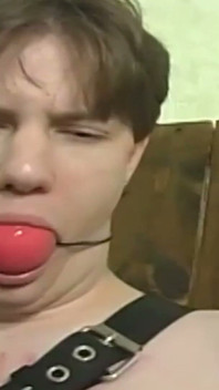 รุ่นแม่น่าเย็ดผมสีน้ําตาลแดงเป็นใหญ่ห่อทาสของเธออย่างแน่นหนา