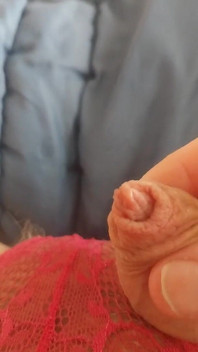 Sissy's Quik Cumshot on Bare Lehg