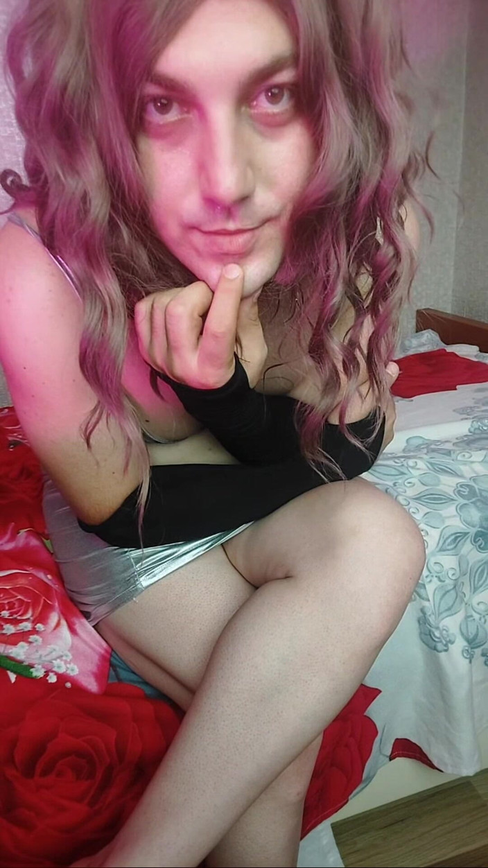 Kitty_Cross: Crossdresser Kitty de pe Youtube face un videoclip live pentru...