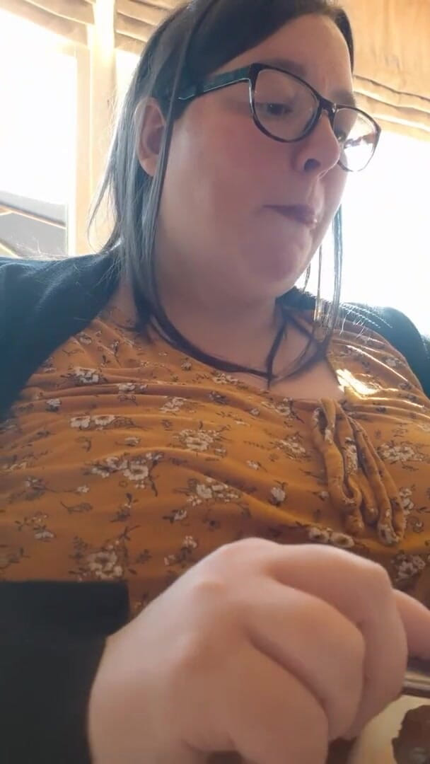 SSBBWLadyBrads: Velká kráska SSBBW jí plnou angličtinu, zatímco (bez zvuku)