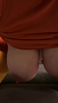 Eu me masturbo até o orgasmo enquanto brinco com meu enorme e. Depois disso, quero chupar um pau. Parte 1