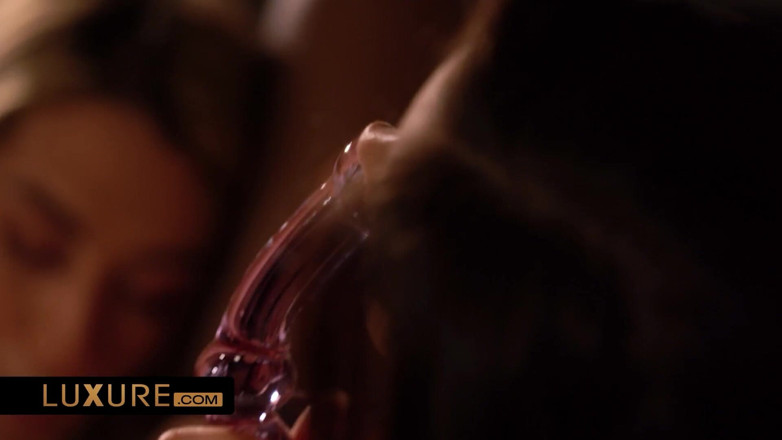 Luxure: Megane Lopez와 Clea Gaultier의 레즈 즐거움