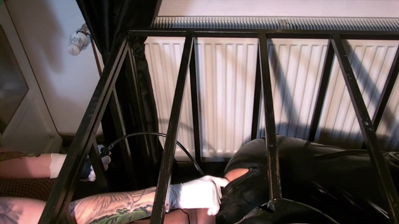 Domina Lady Vampira - SM Studio Femdom Empire: Cagna pompino bisex parte 2