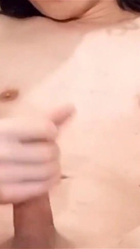 Boyish Twink smakar hans sperma efter att ha runkar av sin släta kuk med tighta små bollar, naken, han bär bara en keps, vita strumpor a