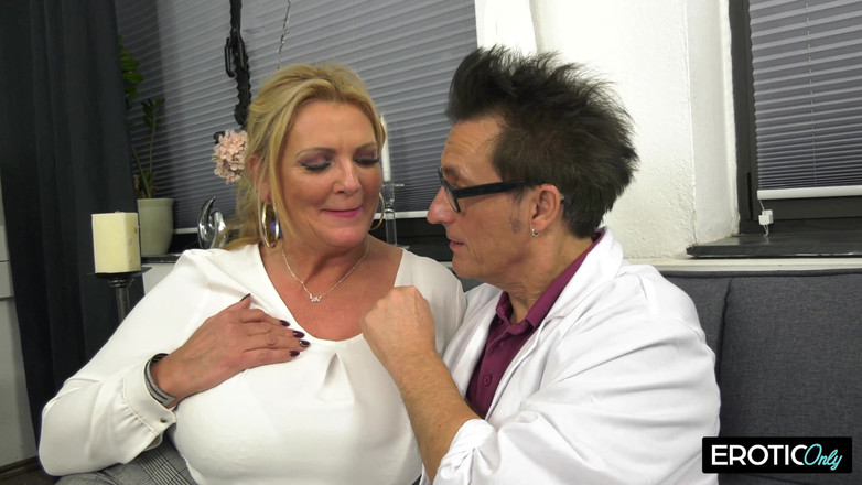 ONLYFREAKSX: Bác sĩ đích thân kiểm tra âm hộ trẻ hóa của bệnh...