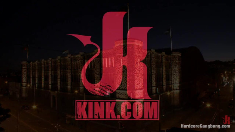 Hardcore Gangbang by Kink: Stortuttad MILF trippel trängde in och tigger om mer