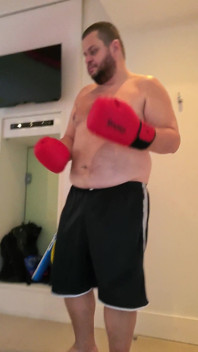 (pov) Medvědí boxer vás dominuje