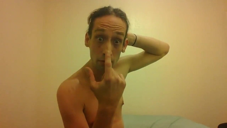 LilTaste: Topless transgirl flyttar öronen handsfree