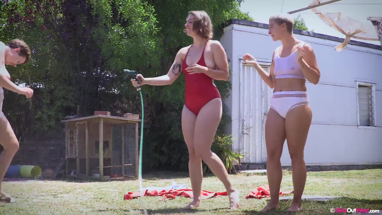 Girls Out West: Три лесбіянки з волохатими пиздами насолоджуються кунілінгусом і анальним риммінгом