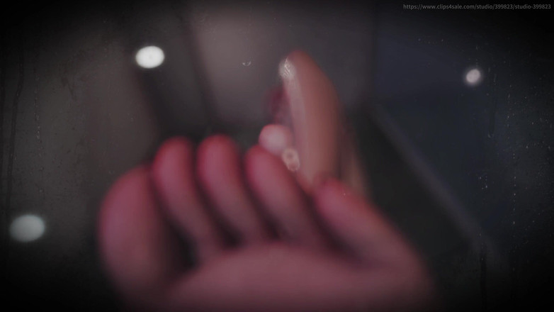 Asdfghjl2025: B029 Preso no chão, o escravo banha a Rainha. Objetificação...