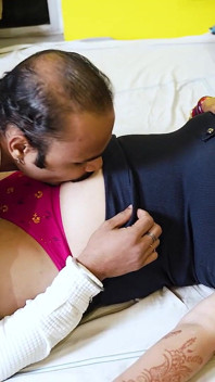 Desi geile Bhabhiji gangbang met al haar Devars als echtgenoot niet thuis is (Hindi-audio)
