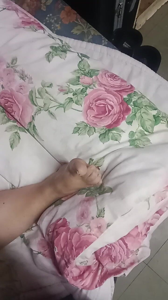 Footfetish productions: こっそりオナニーして義母の足をつかむ