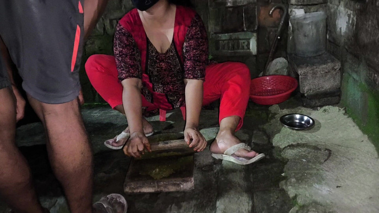 SAFI TV: Vedo mia zia seduta in una posizione molto calda che...