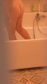 Stiefzus betrapte me terwijl ik me aftrekte terwijl ze onder de douche lag