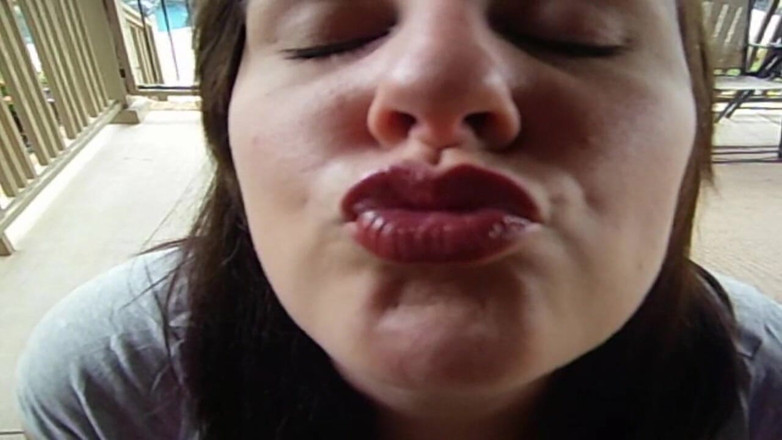 Sexy Amateurz: BBW brunette shows her pretty lips