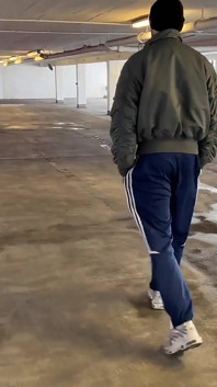 Mladý arabský čurák bere masivního bílého ptáka na parkovišti - 1
