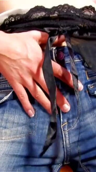 Ameli'e si masturba per la telecamera