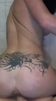 Strakke babe Cleo beukt haar poesje onder de douche!