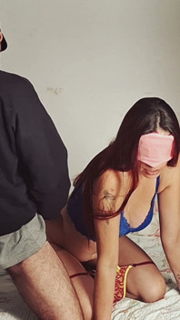 Cuckold robi psikusy żona z zawiązanymi oczami nazywana przyjaciółką podczas seksu!